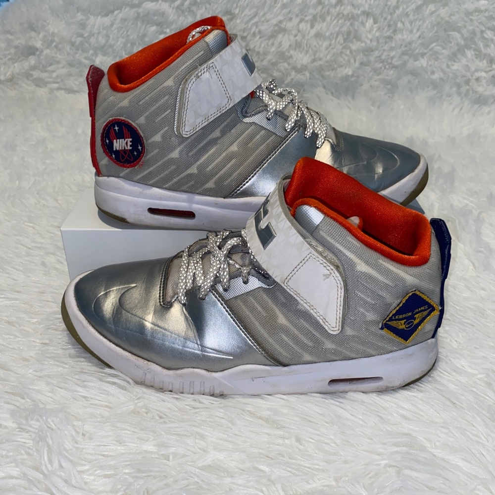 Nike Youth Air Akronite Lebron hightop - Picture 1 of 9